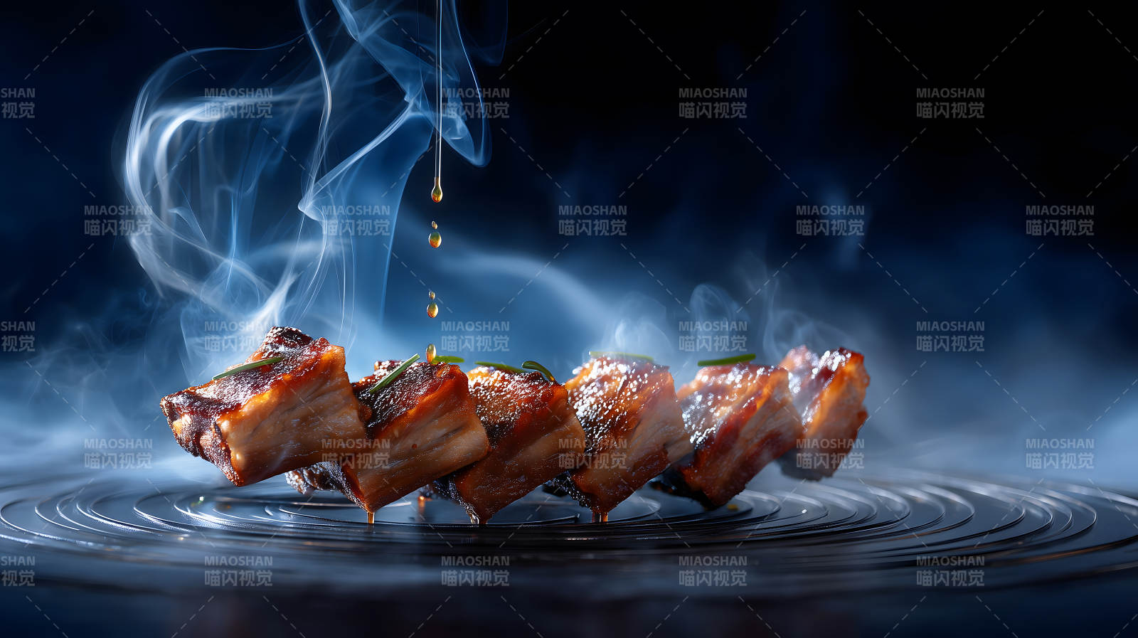 美味的烤肉在烟雾中滴落酱汁图片