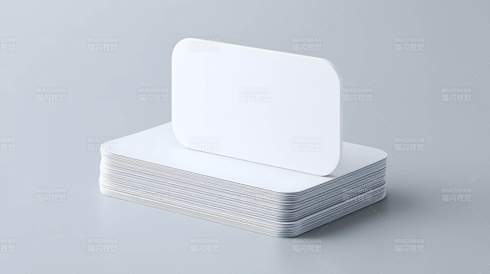 堆叠的白色卡片整齐排列图片