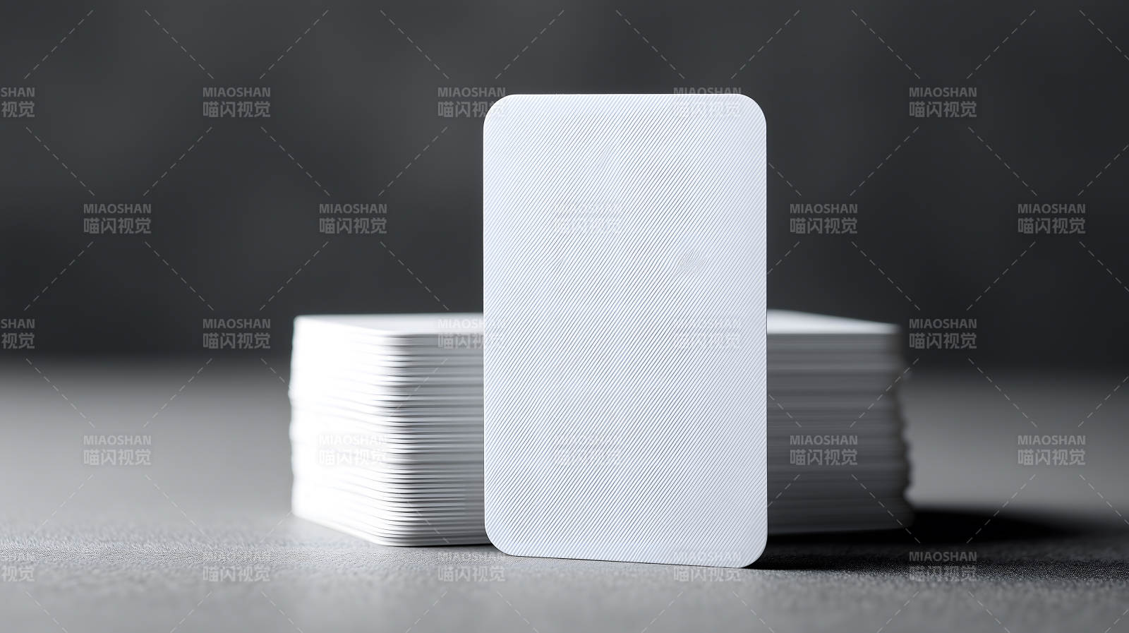 堆叠名片特写极简主义设计风格图片