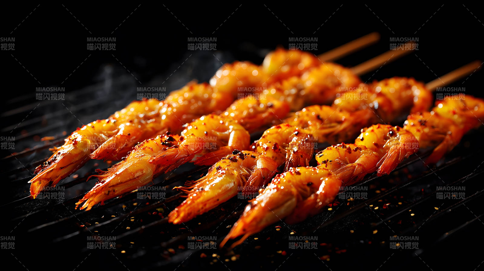 烤虾串在烤架上冒着热气图片