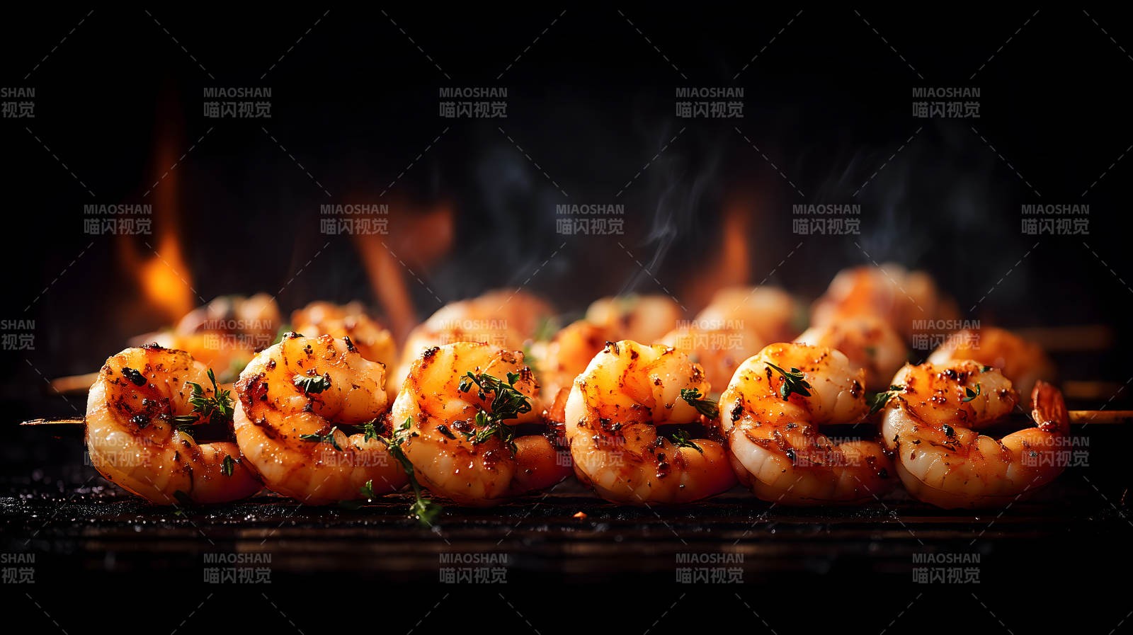 烤虾串在烤架上冒着热气图片