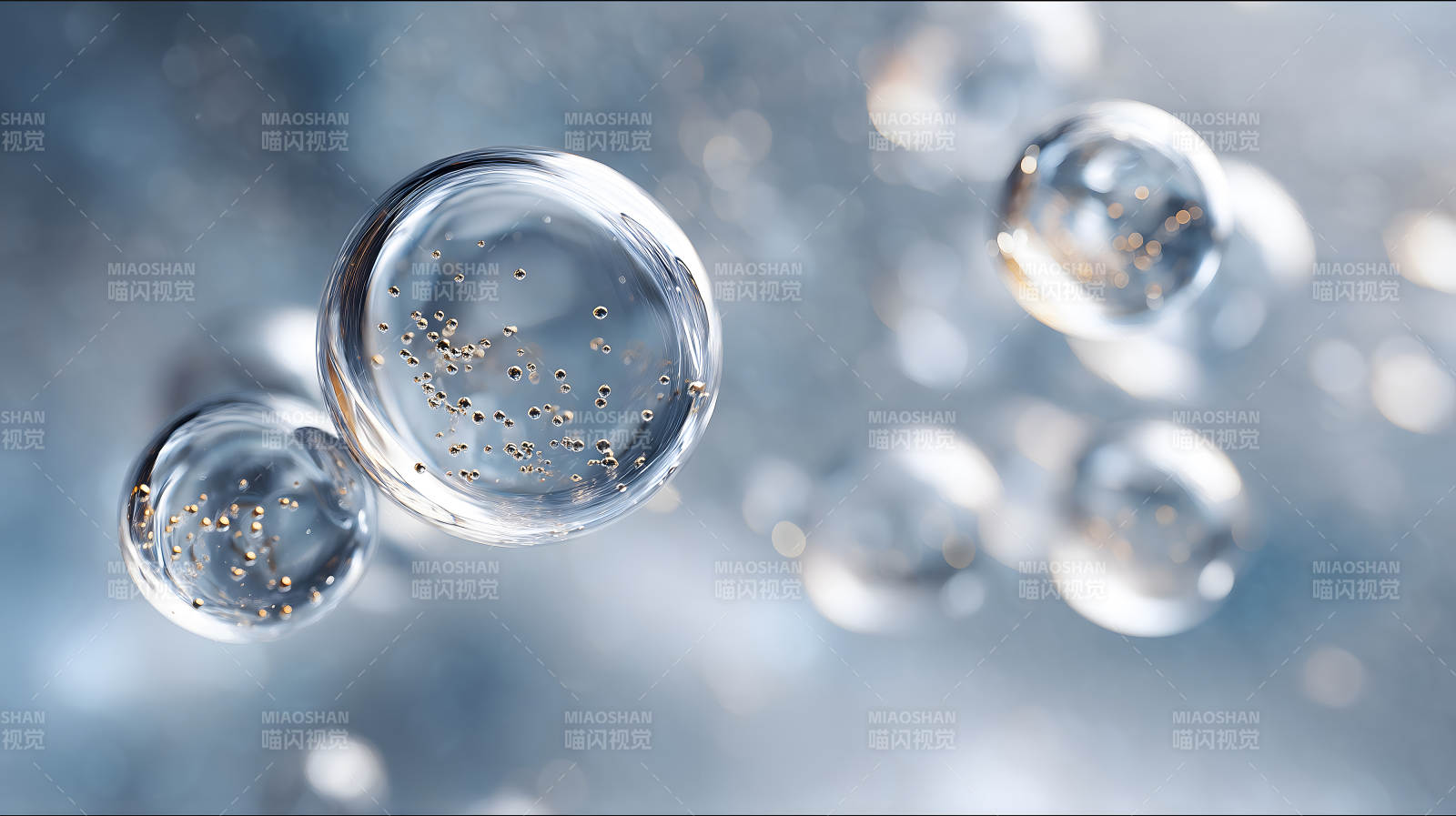 透明气泡悬浮于蓝色背景之上图片