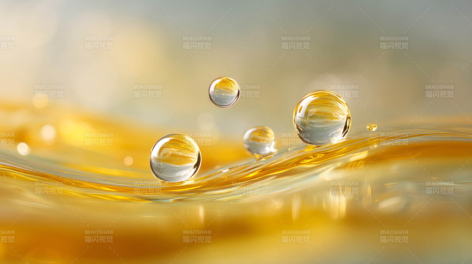 油滴闪耀光芒的特写镜头图片