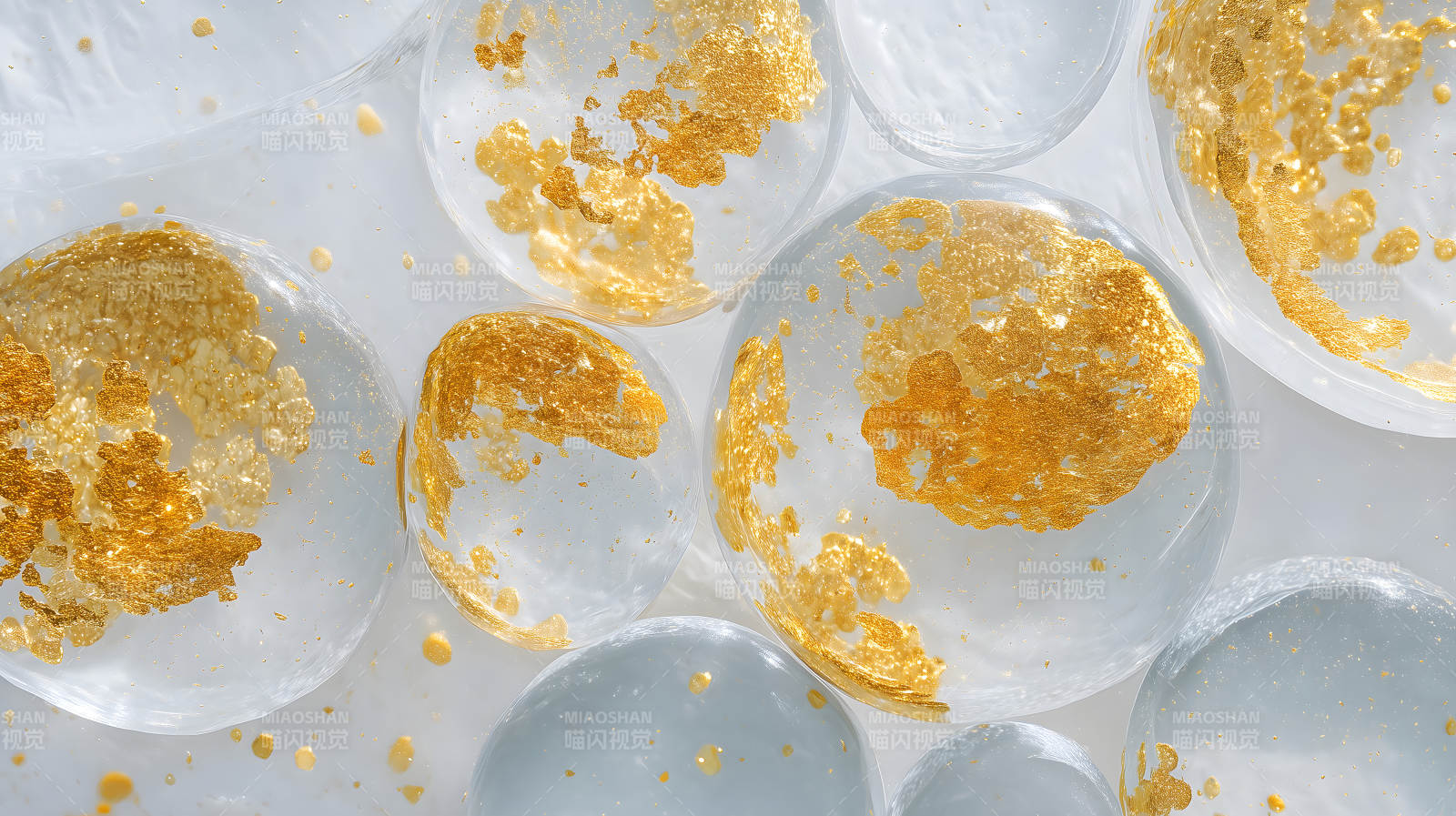 金箔与透明气泡的精致艺术图片