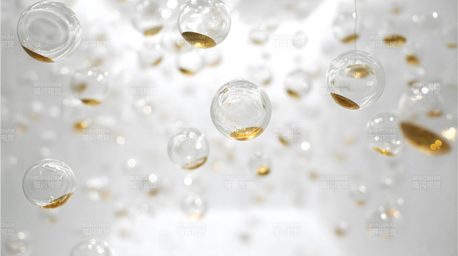 晶莹剔透的悬浮球体闪耀金光图片