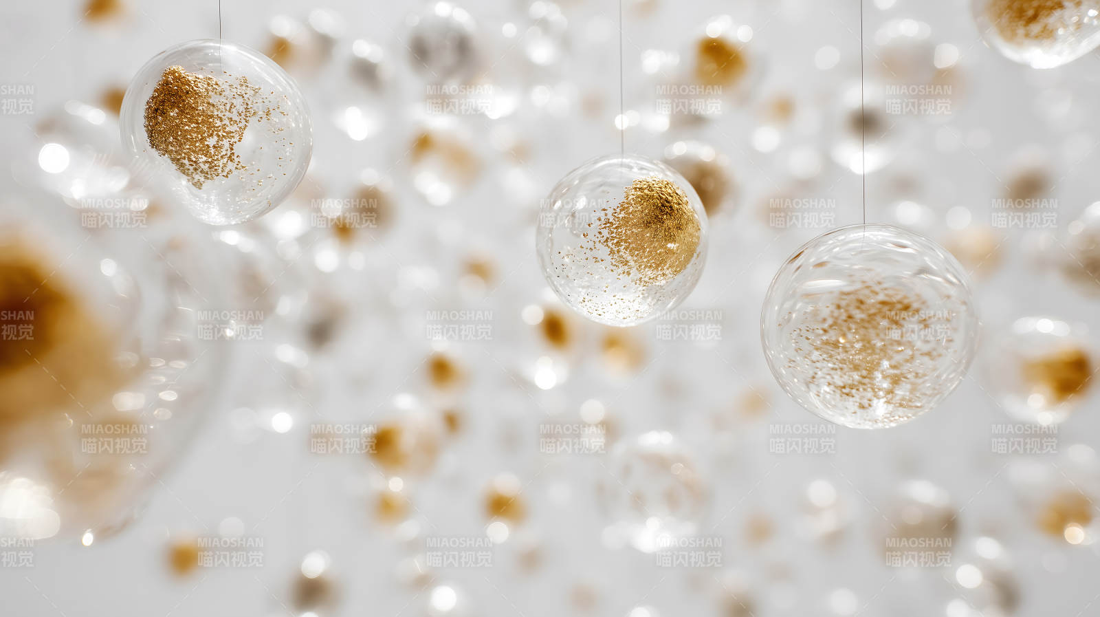 悬挂的金色装饰球体图片
