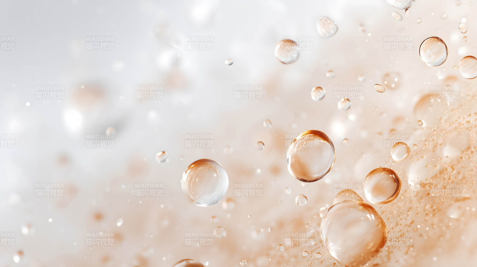 晶莹剔透的水珠悬浮于浅色背景之上图片