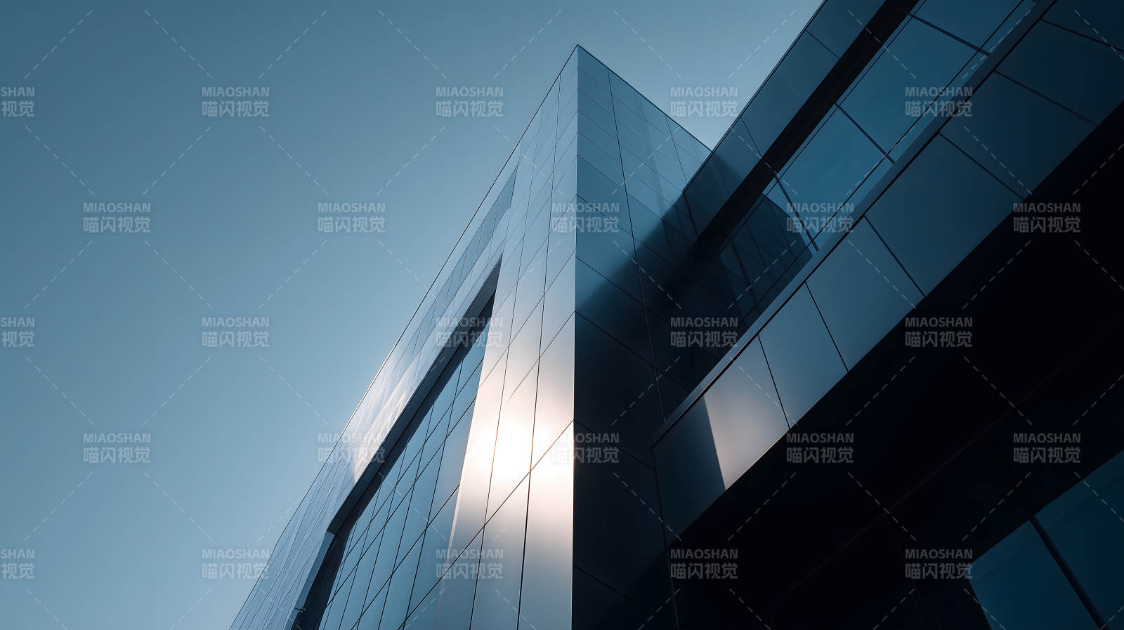 建筑蓝调反射天空视角独特图片