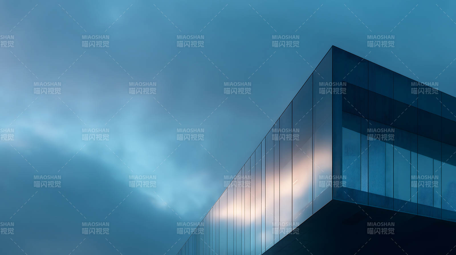 天空下的现代建筑一角反射着阳光图片