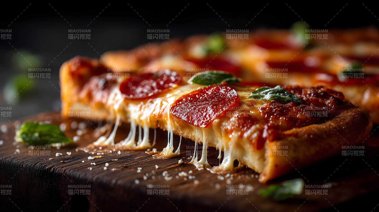 美味的披萨特写芝士拉丝诱人图片