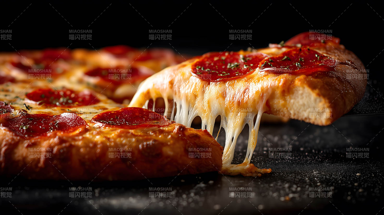 美味披萨芝士拉丝诱人图片