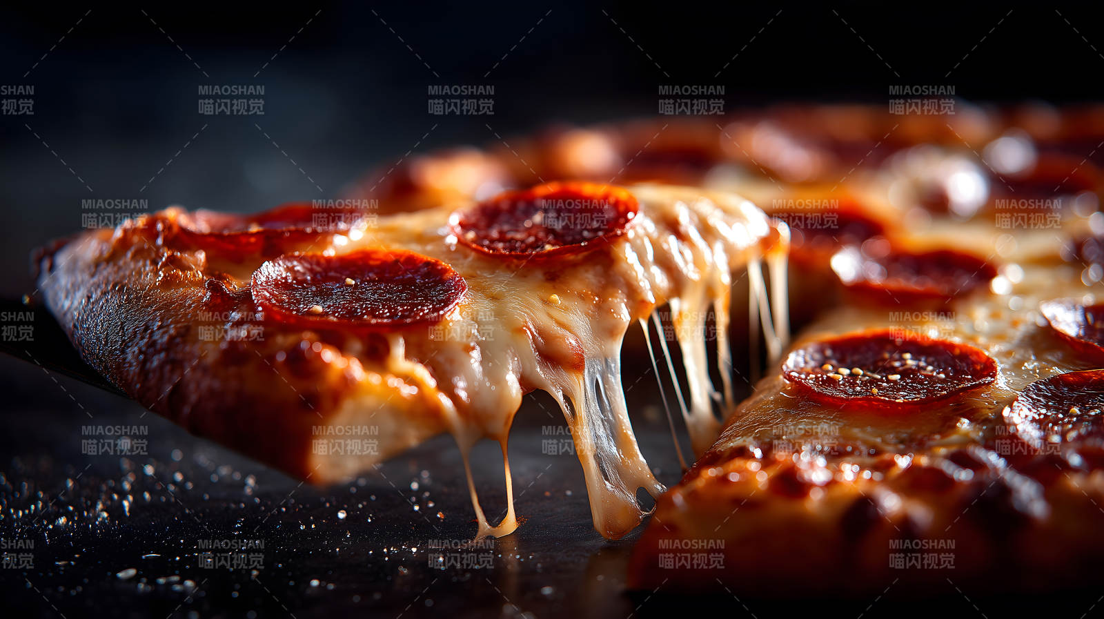 美味的披萨特写芝士拉丝诱人图片