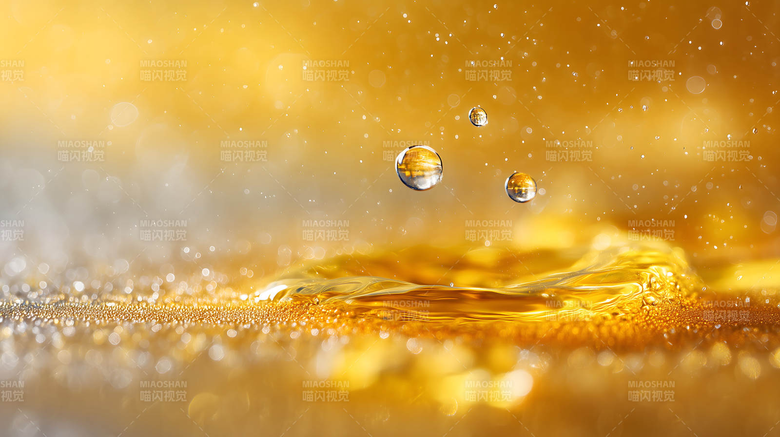 金黄色液体中的水滴图片