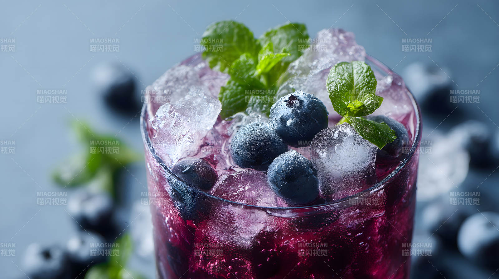 蓝莓薄荷冰饮清爽宜人图片