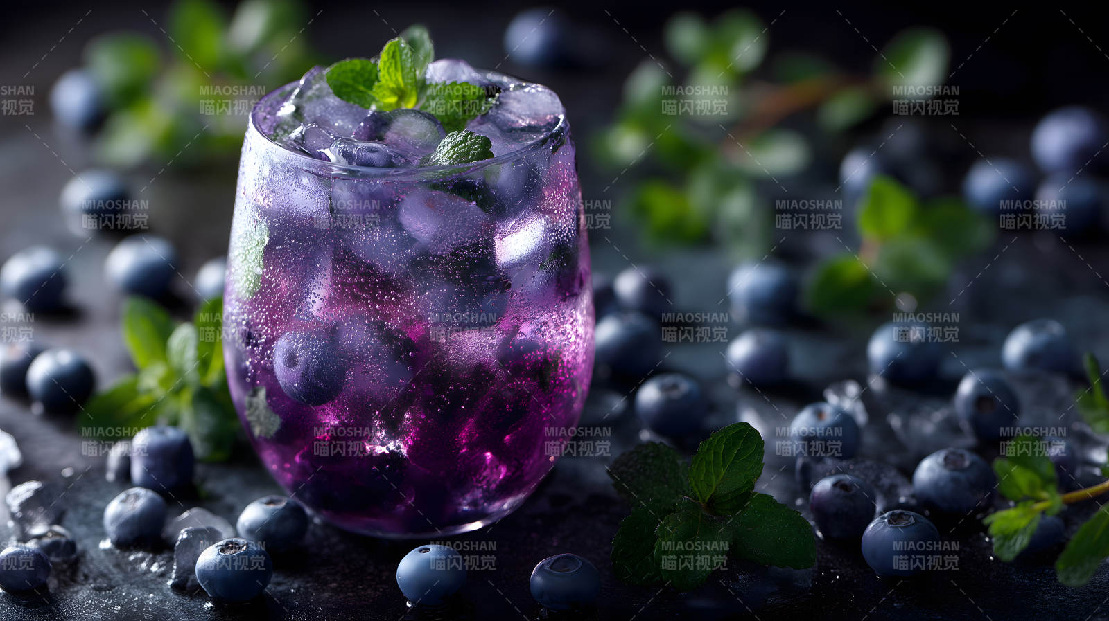蓝莓饮品配薄荷叶特写图片