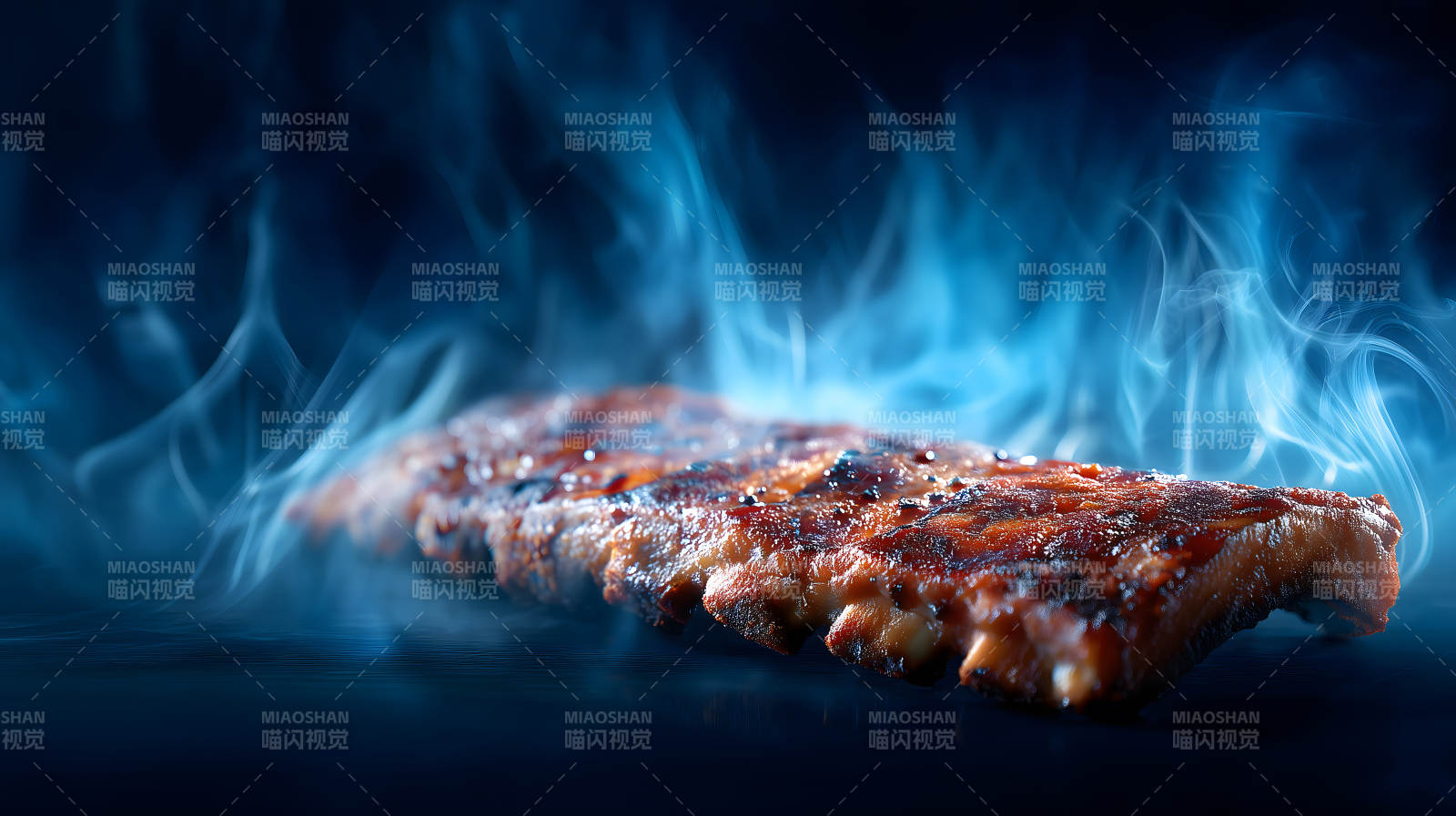 烤肋排飘着蓝色的烟雾图片
