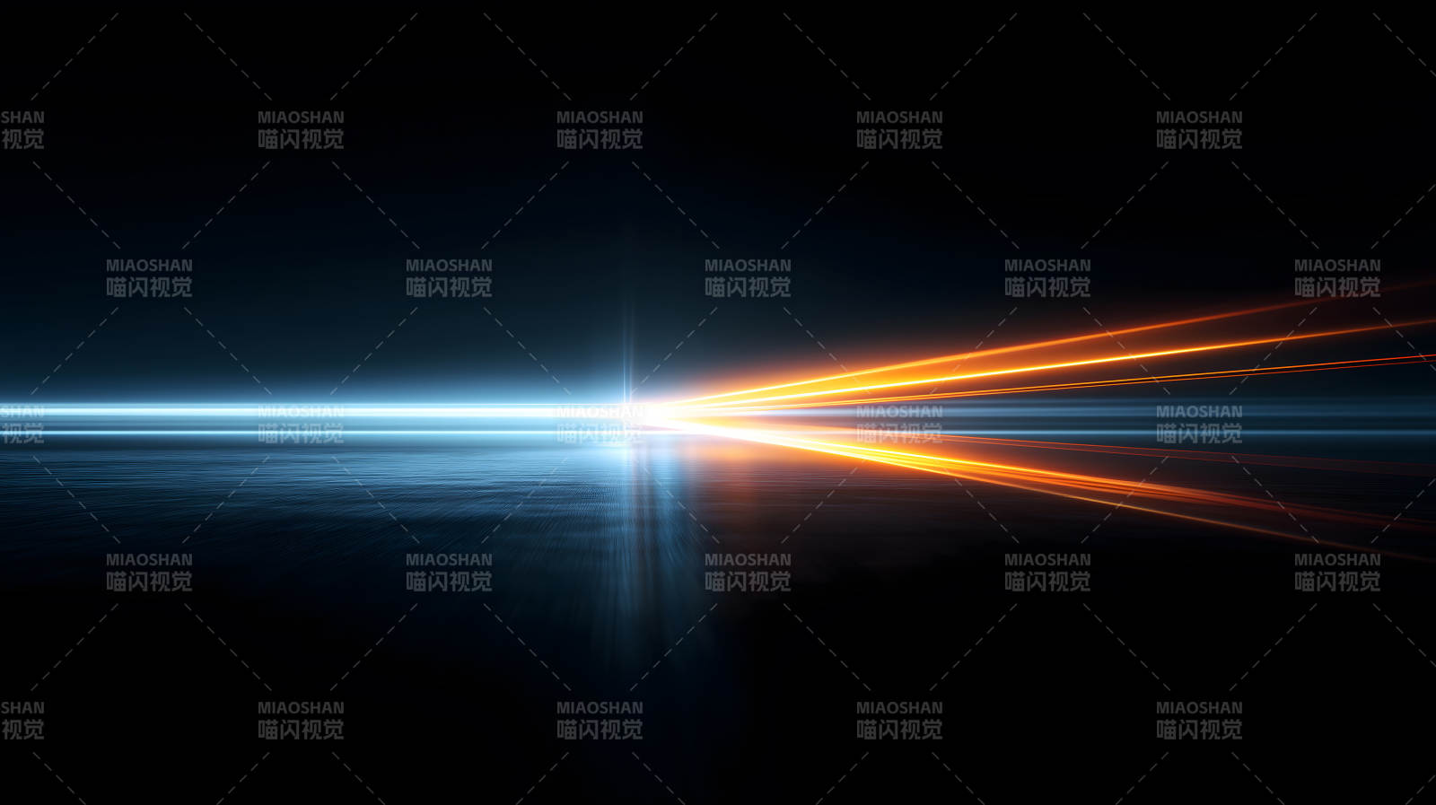 夜空中的光芒与水面交汇图片