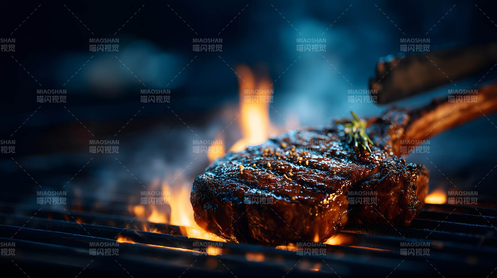 烤架上的美味牛排图片