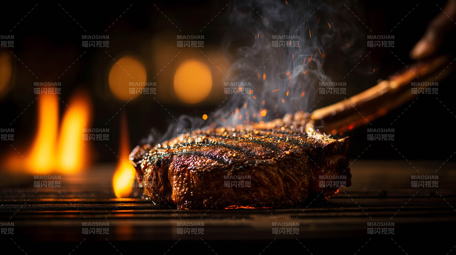 烤牛排在铁板上冒着热气图片