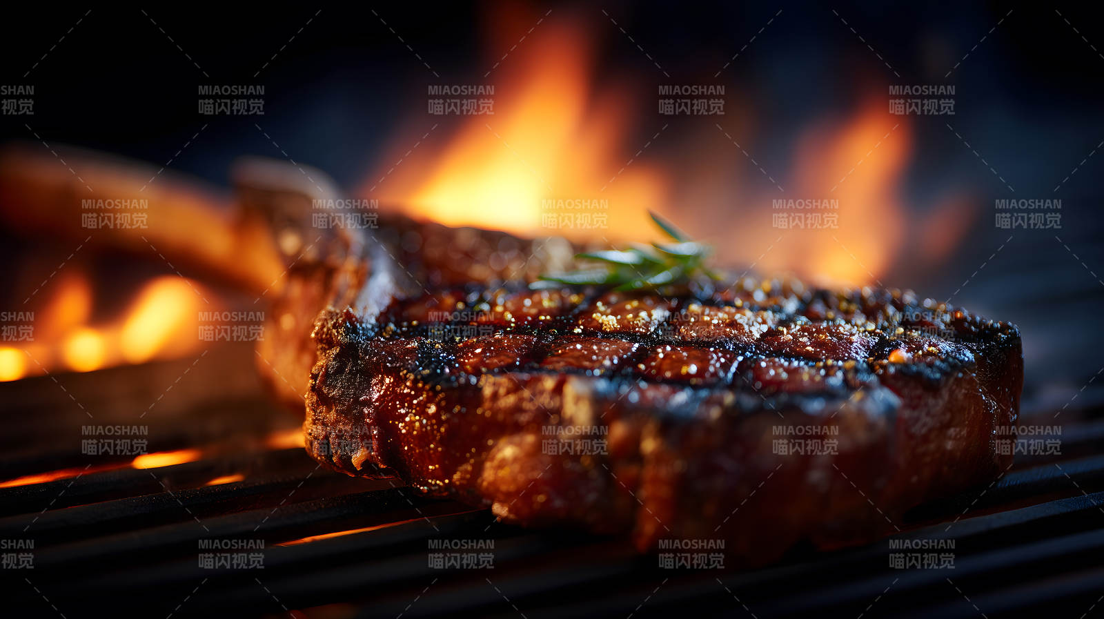 烤肉在火上滋滋作响图片