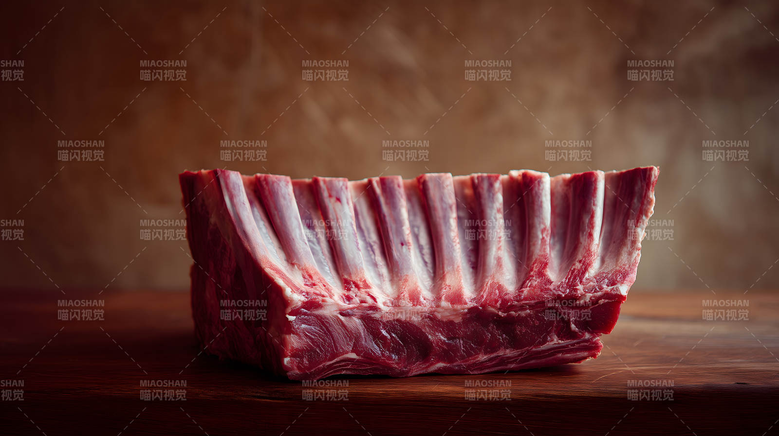 生羊排特写展示木板上图片