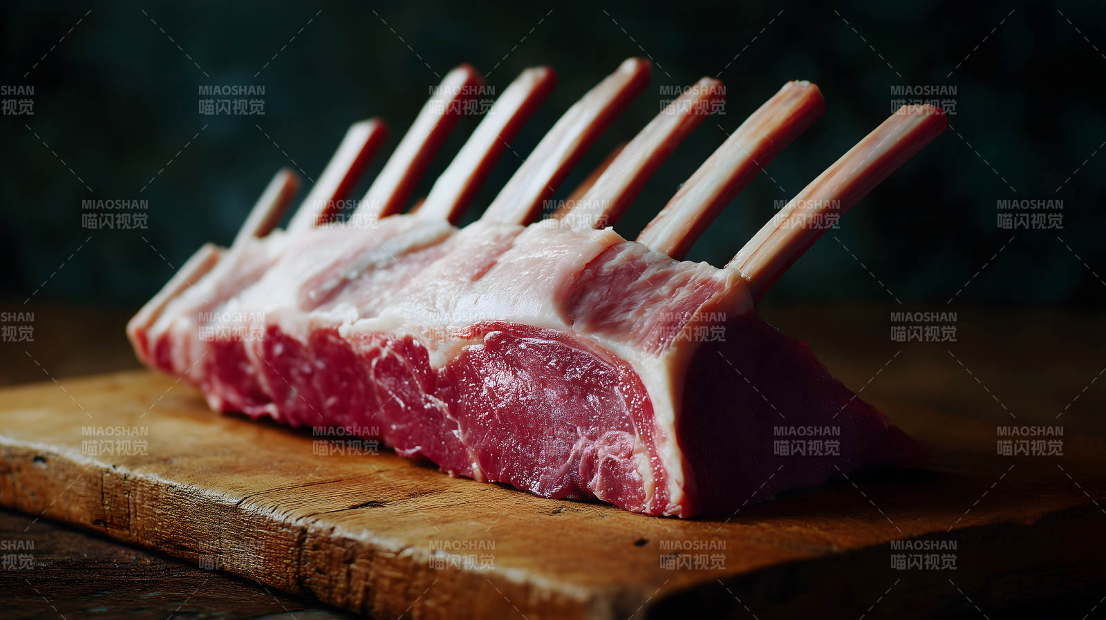 新鲜羊排置于木板上图片