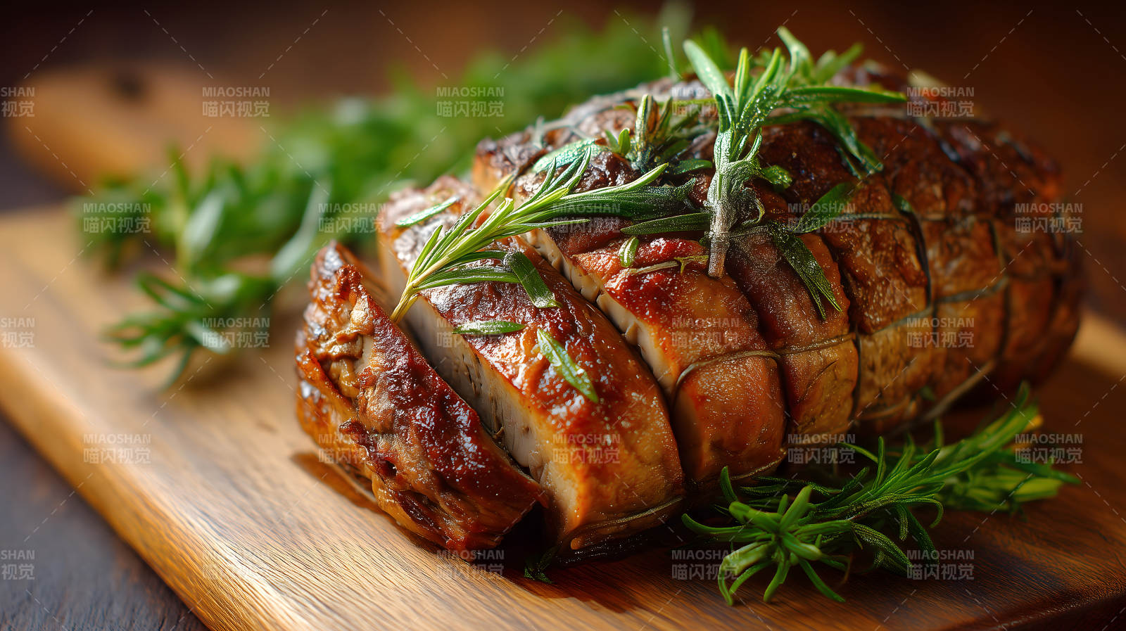 烤肉配迷迭香图片