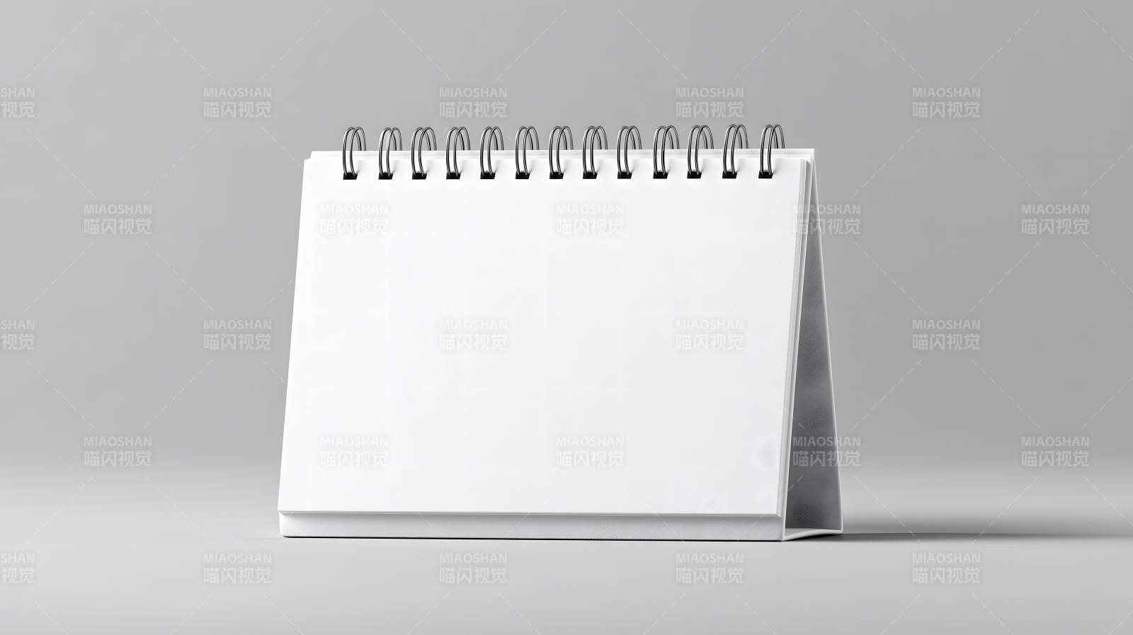 空白日历摆放于浅灰色背景上图片