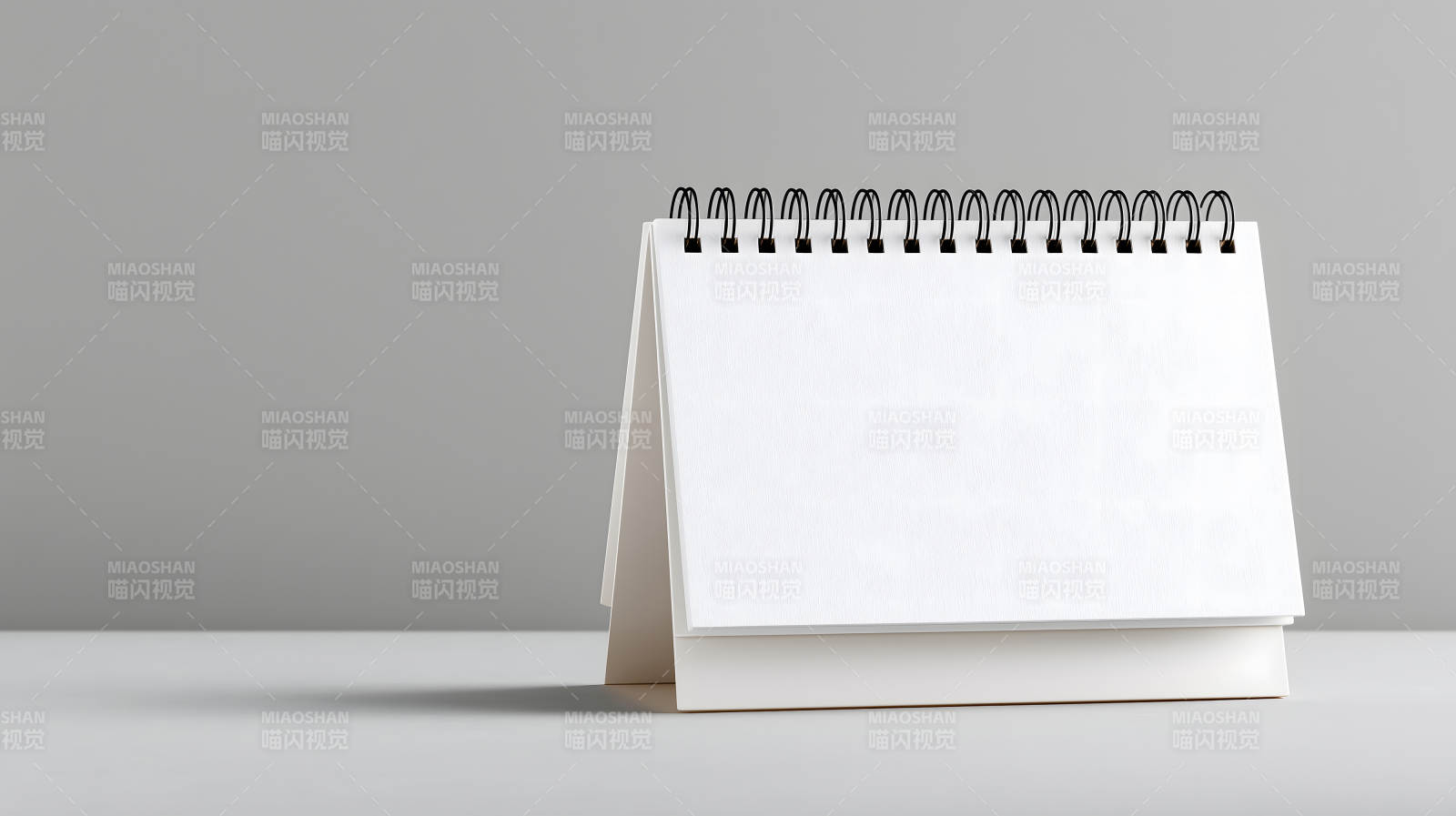 空白日历摆放干净整洁的场景图图片