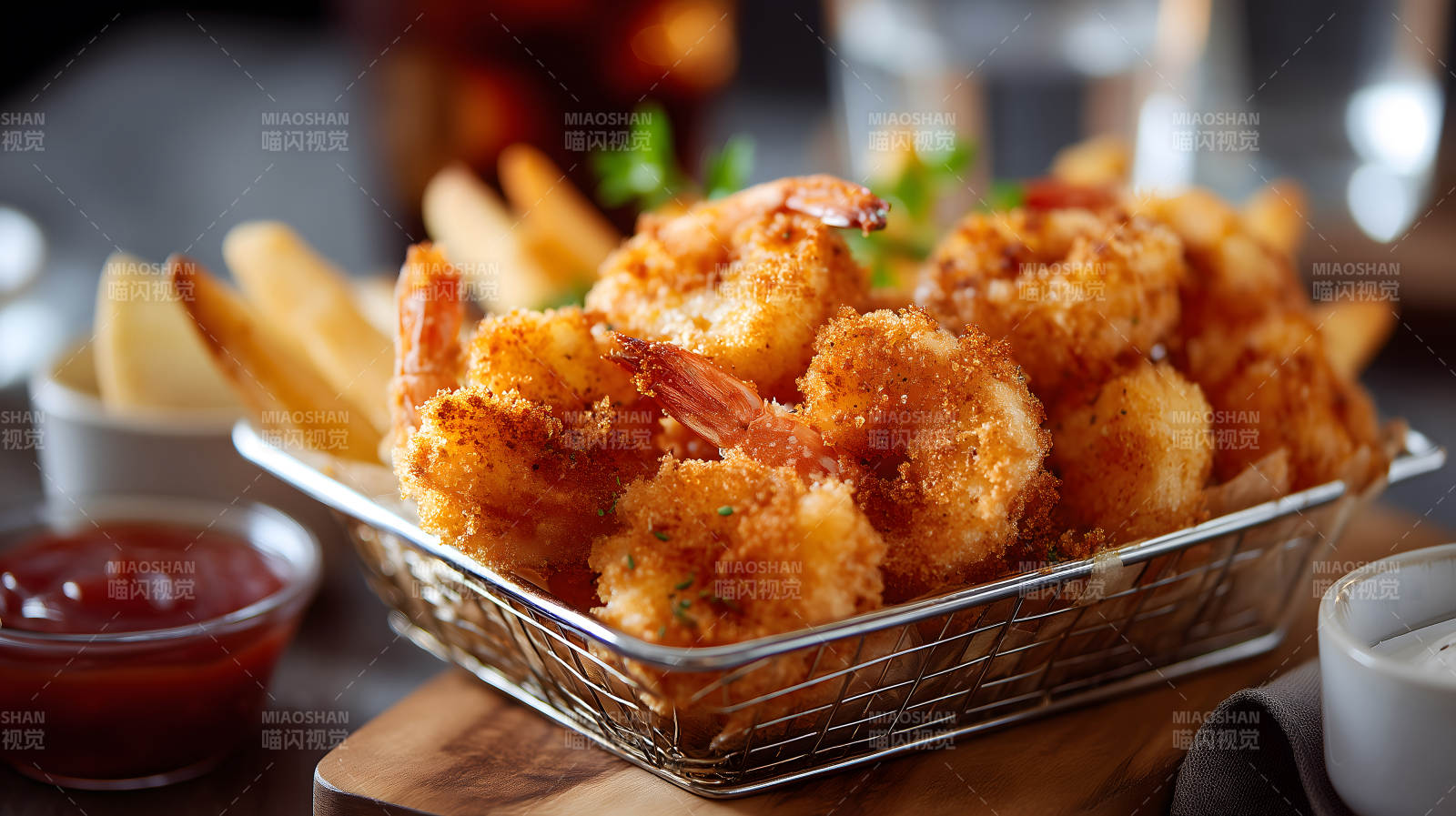 炸虾拼盘配薯角小吃图片