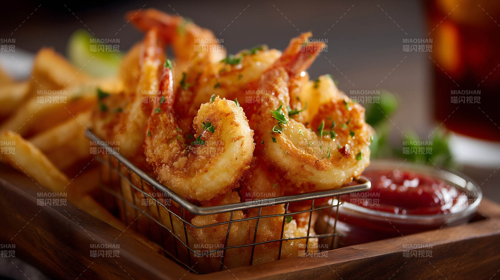 炸虾配薯条鲜美诱人图片