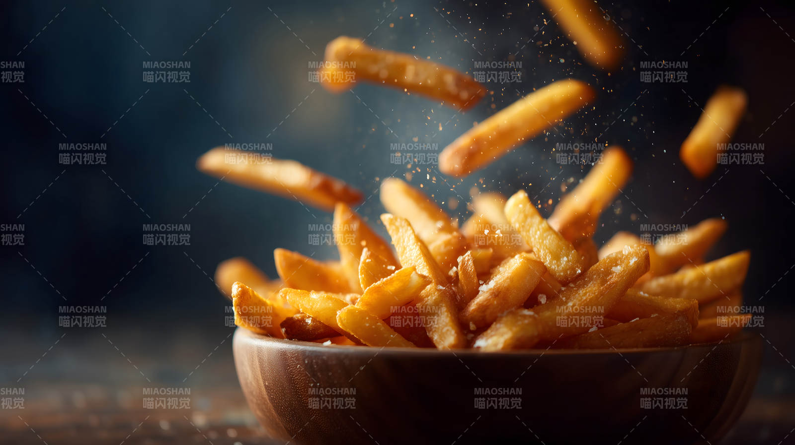 炸薯条飞溅的特写镜头图片