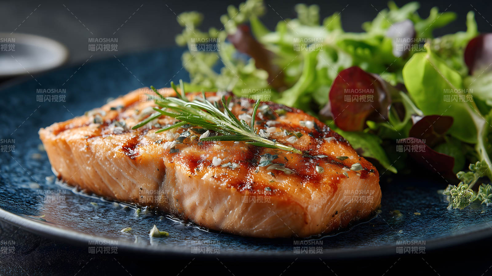 烤三文鱼配沙拉美味诱人图片