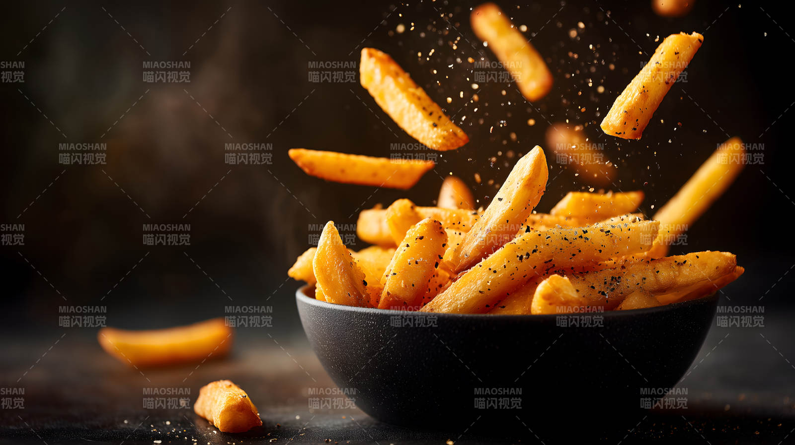 美味的炸薯条飘散在空中图片
