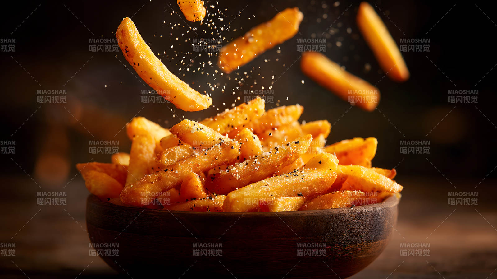 炸薯条撒盐粒特写图片