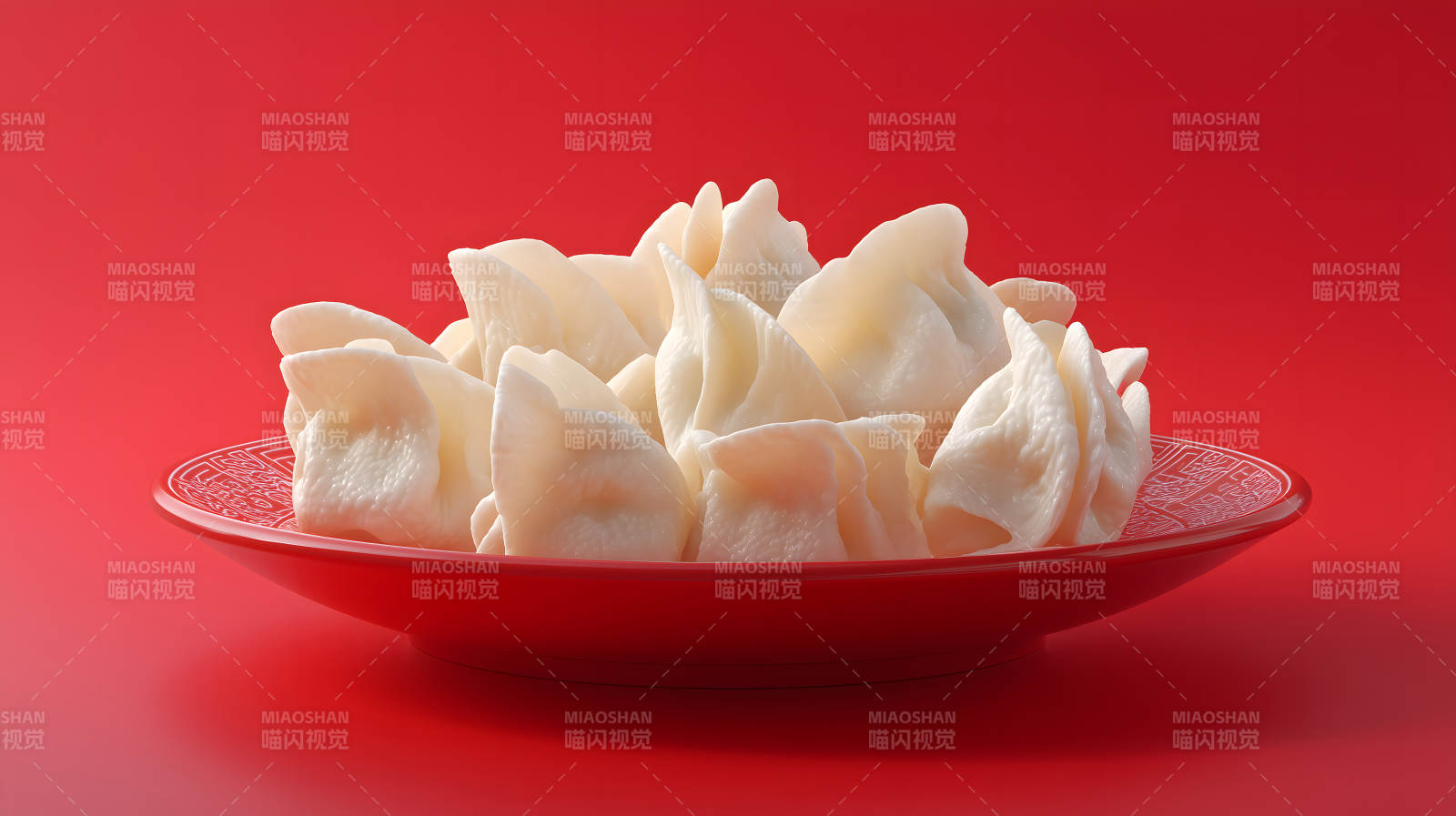 一盘饺子置于红色背景之上图片