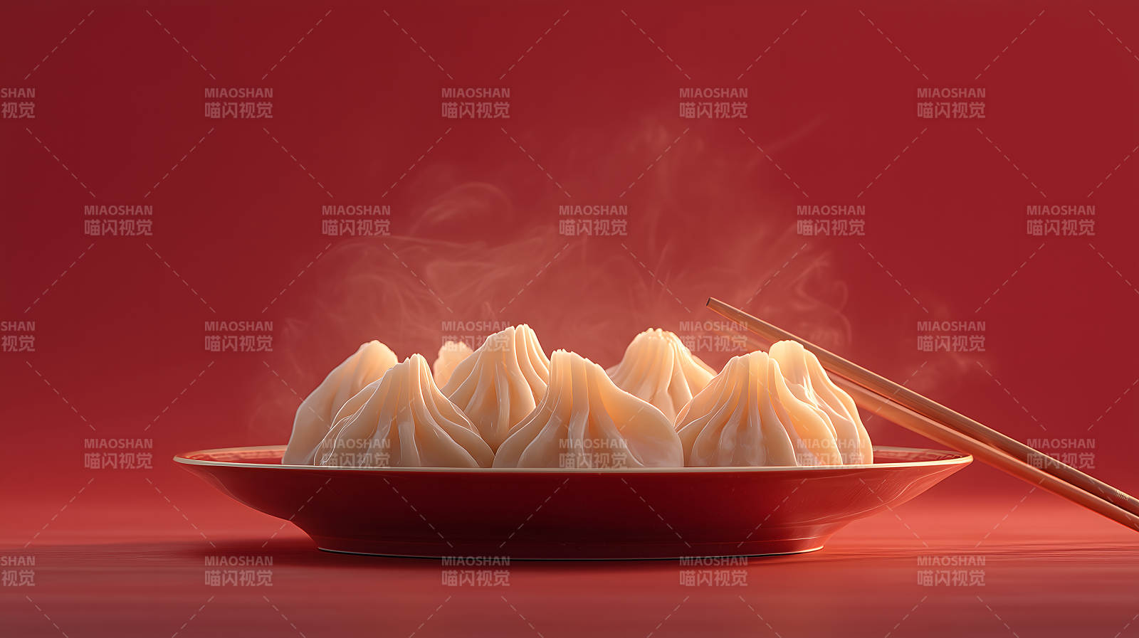 一盘热气腾腾的饺子配筷子图片