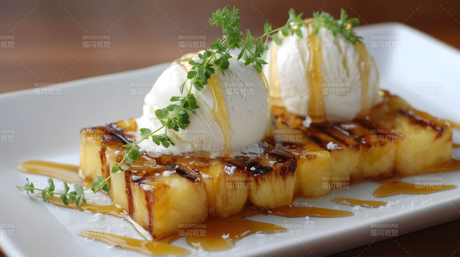 烤菠萝配冰淇淋甜点图片