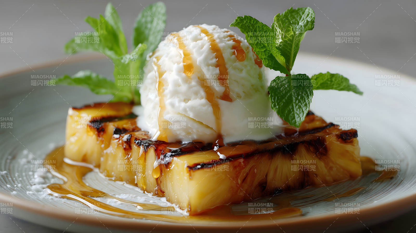 烤菠萝配冰淇淋图片