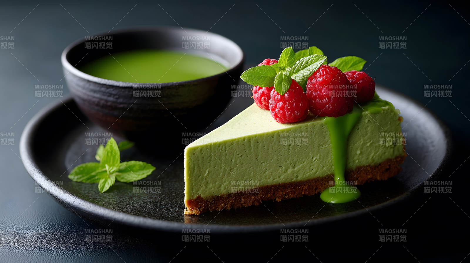 抹茶芝士蛋糕配覆盆子图片