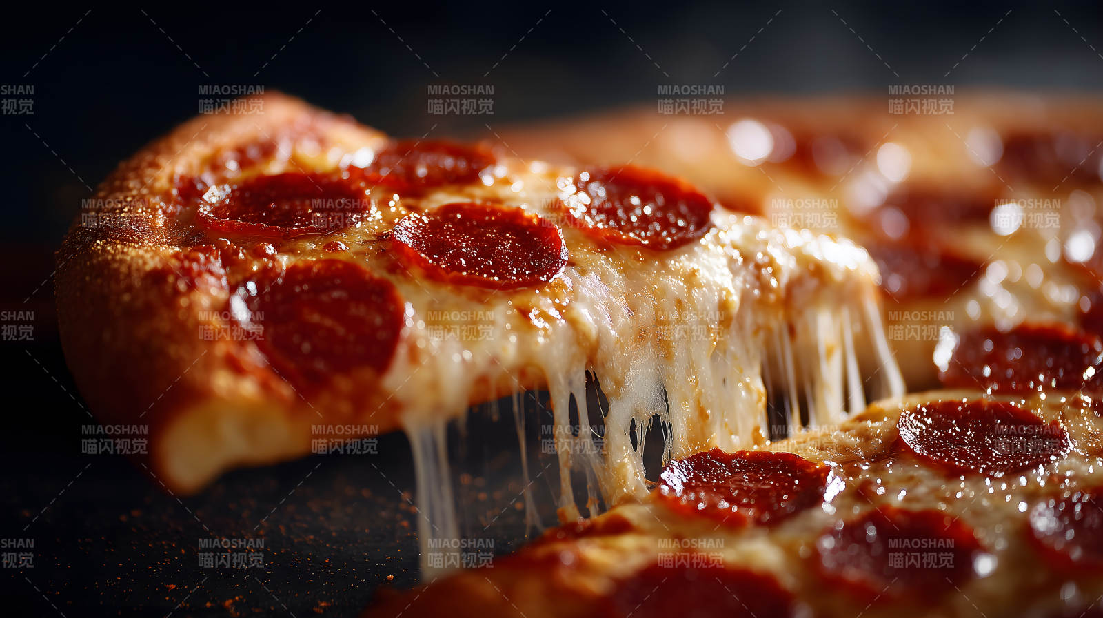 美味的披萨芝士拉丝图片