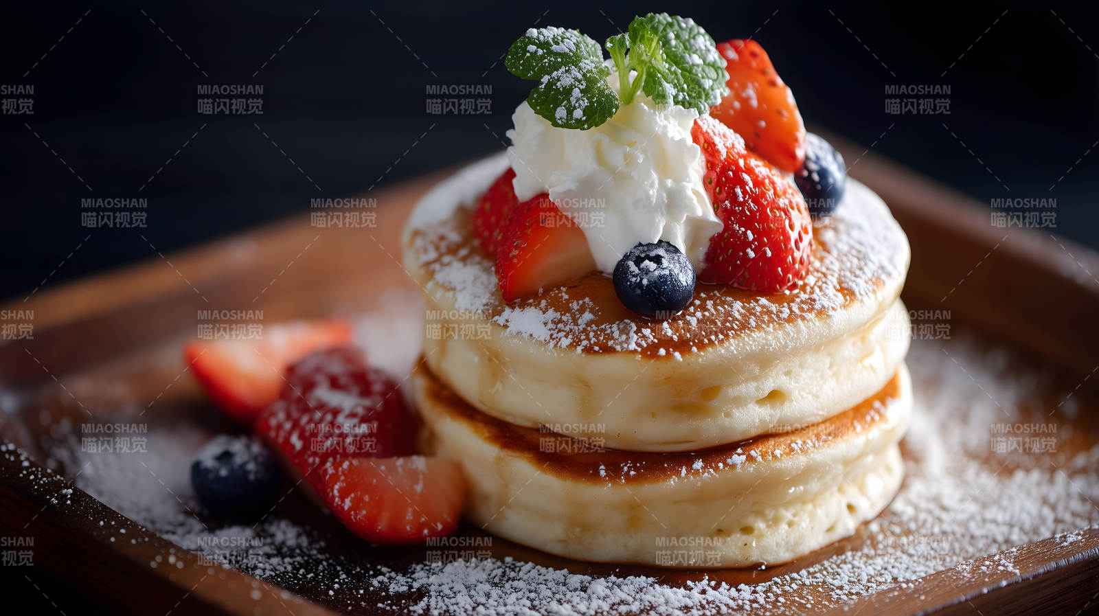 美味草莓蓝莓松饼特写图片