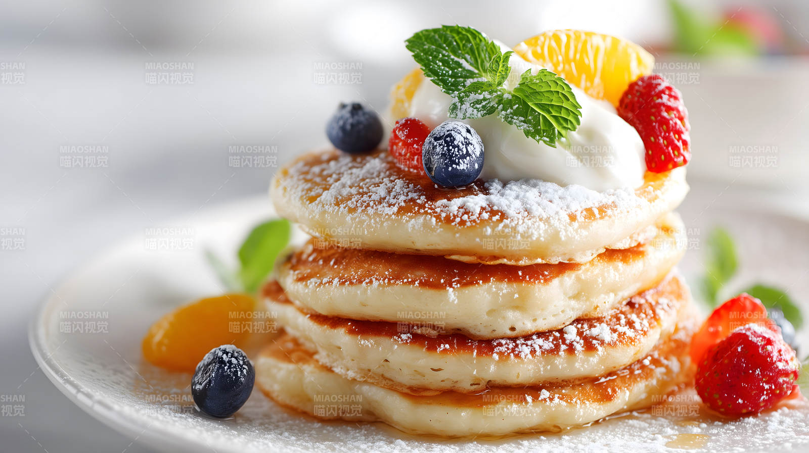 美味的煎饼配水果和奶油图片