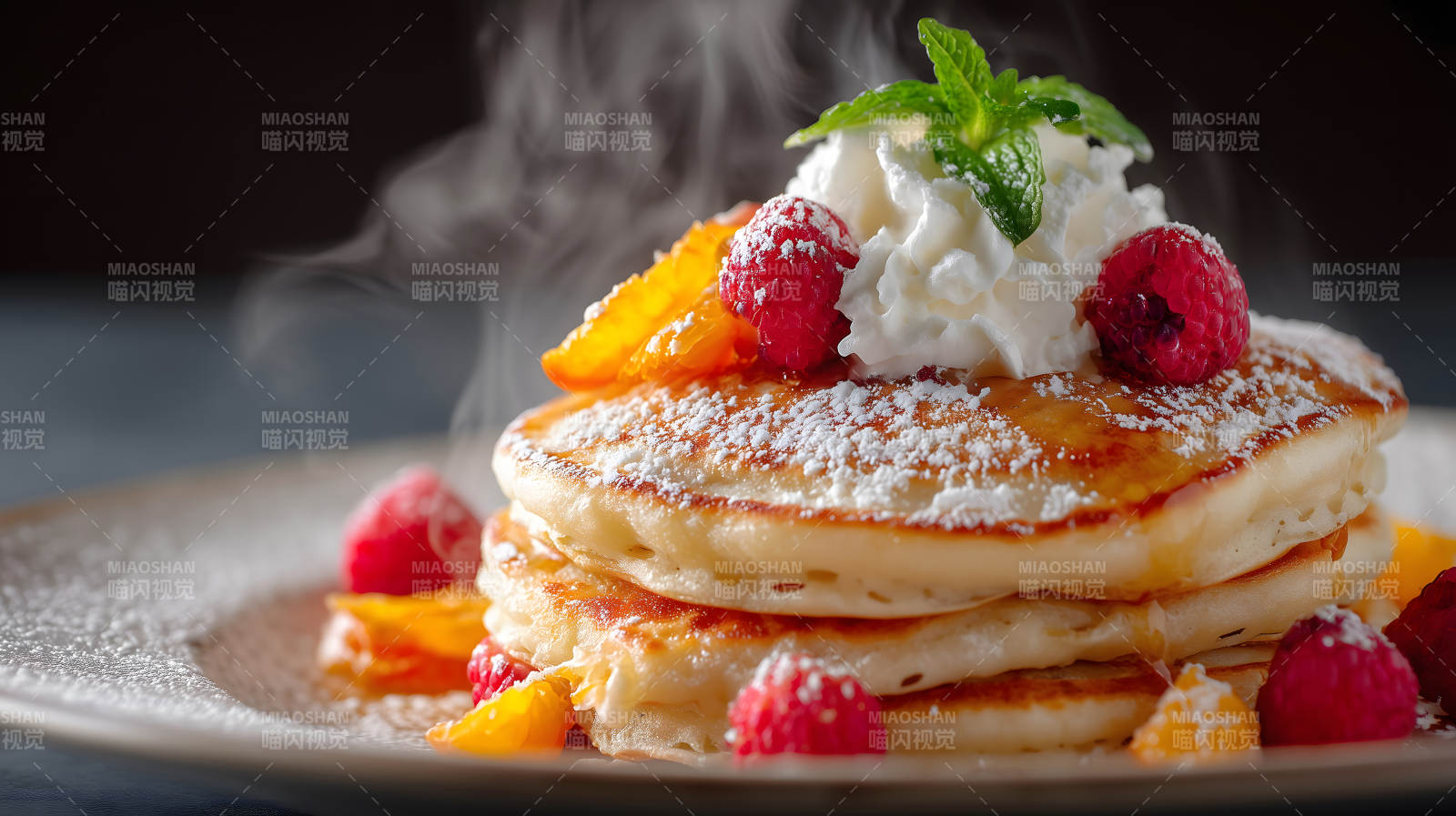 美味的煎饼配水果奶油图片