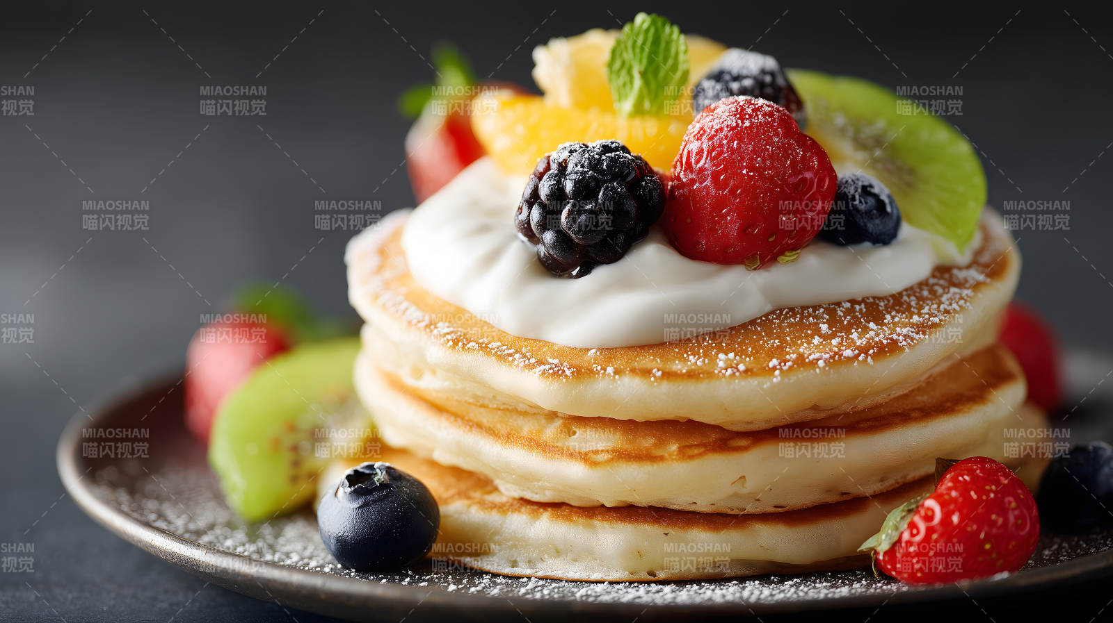 美味的煎饼配水果图片