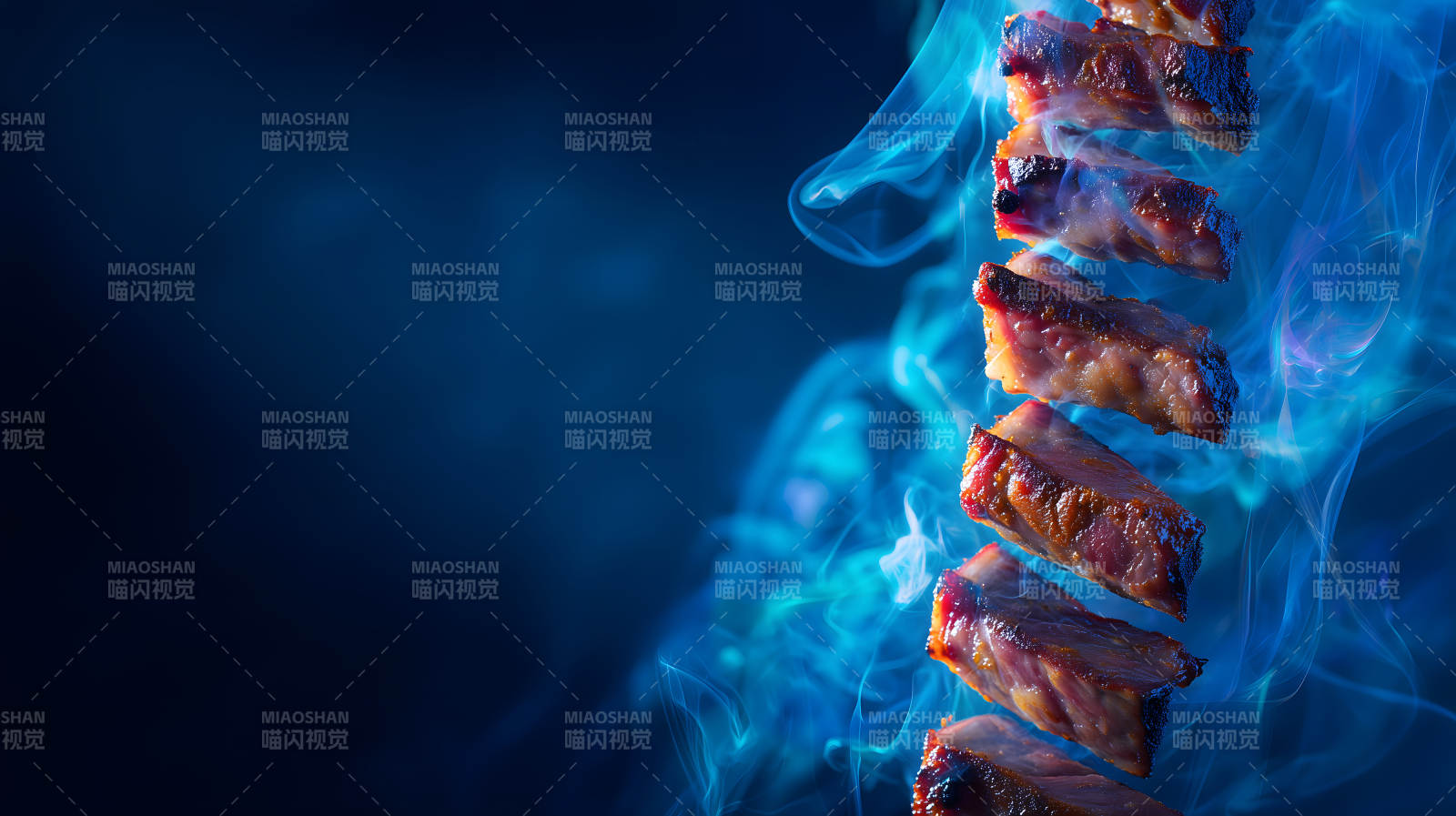 烤肋排与蓝烟雾的艺术摄影图片