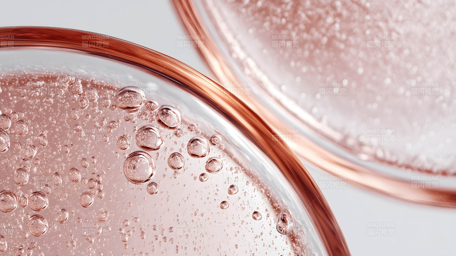 气泡杯壁特写粉色液体细腻质感图片