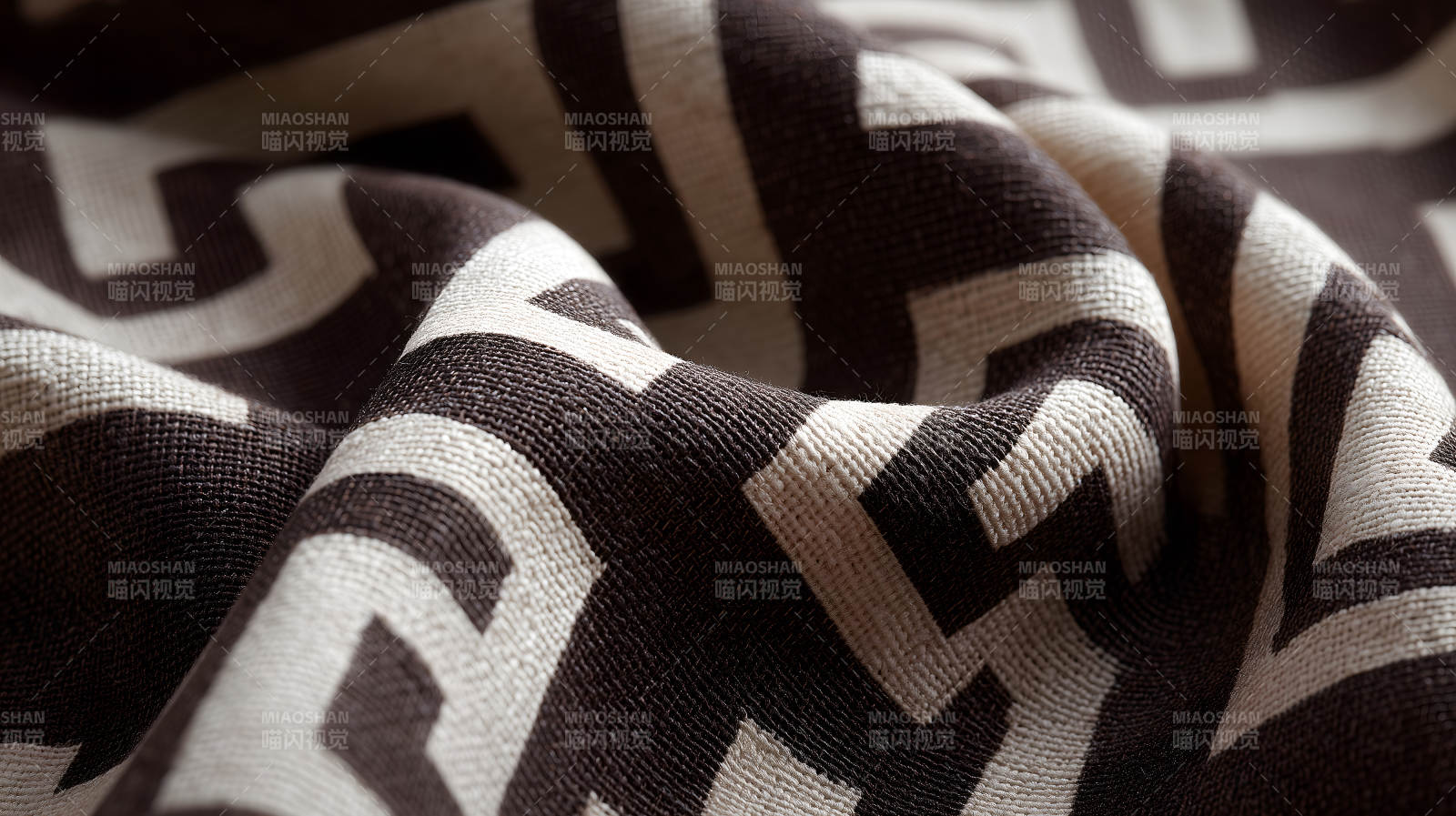 深棕色几何纹理布料特写图片