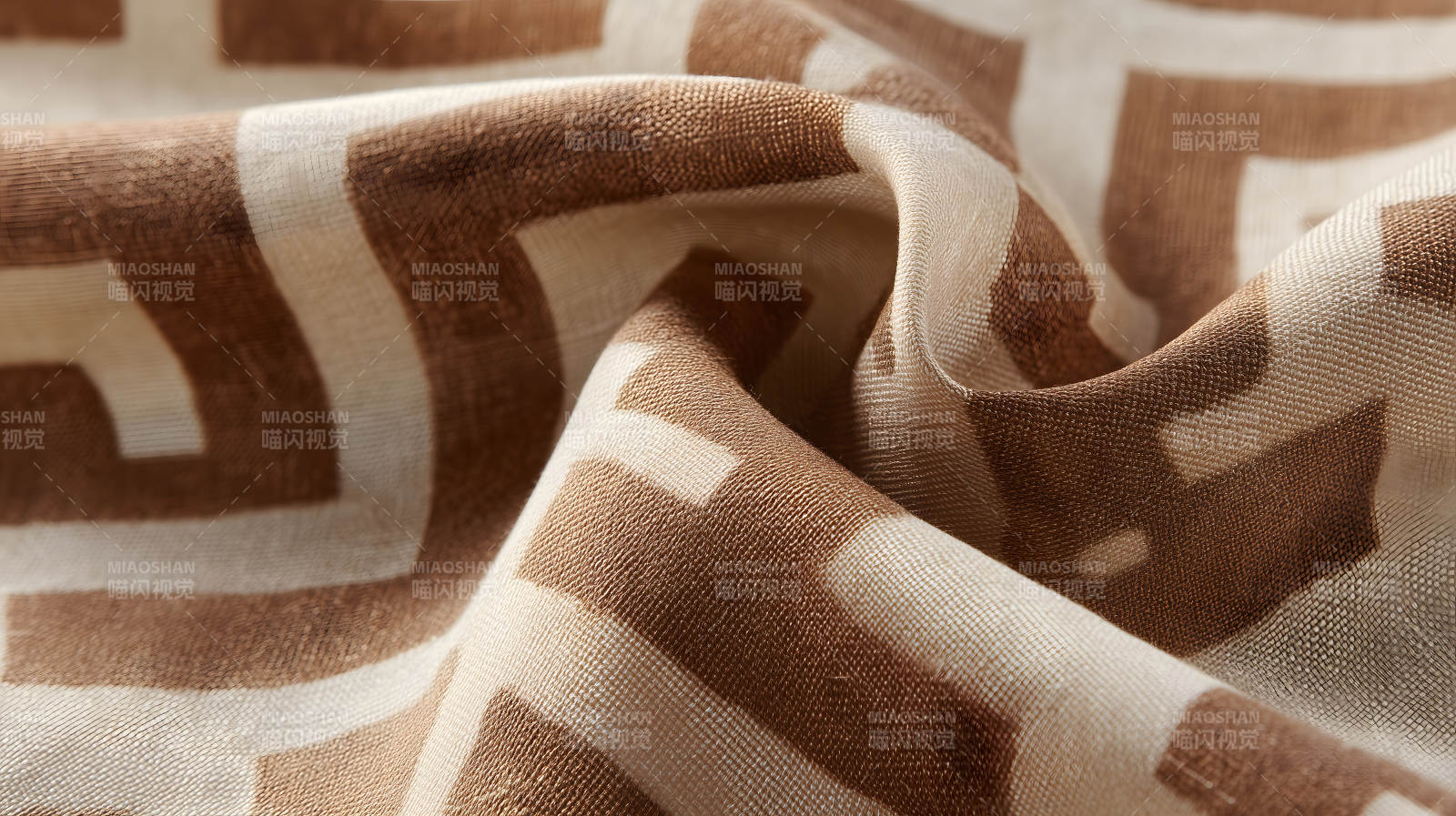 棕色米色几何图案布料特写图片