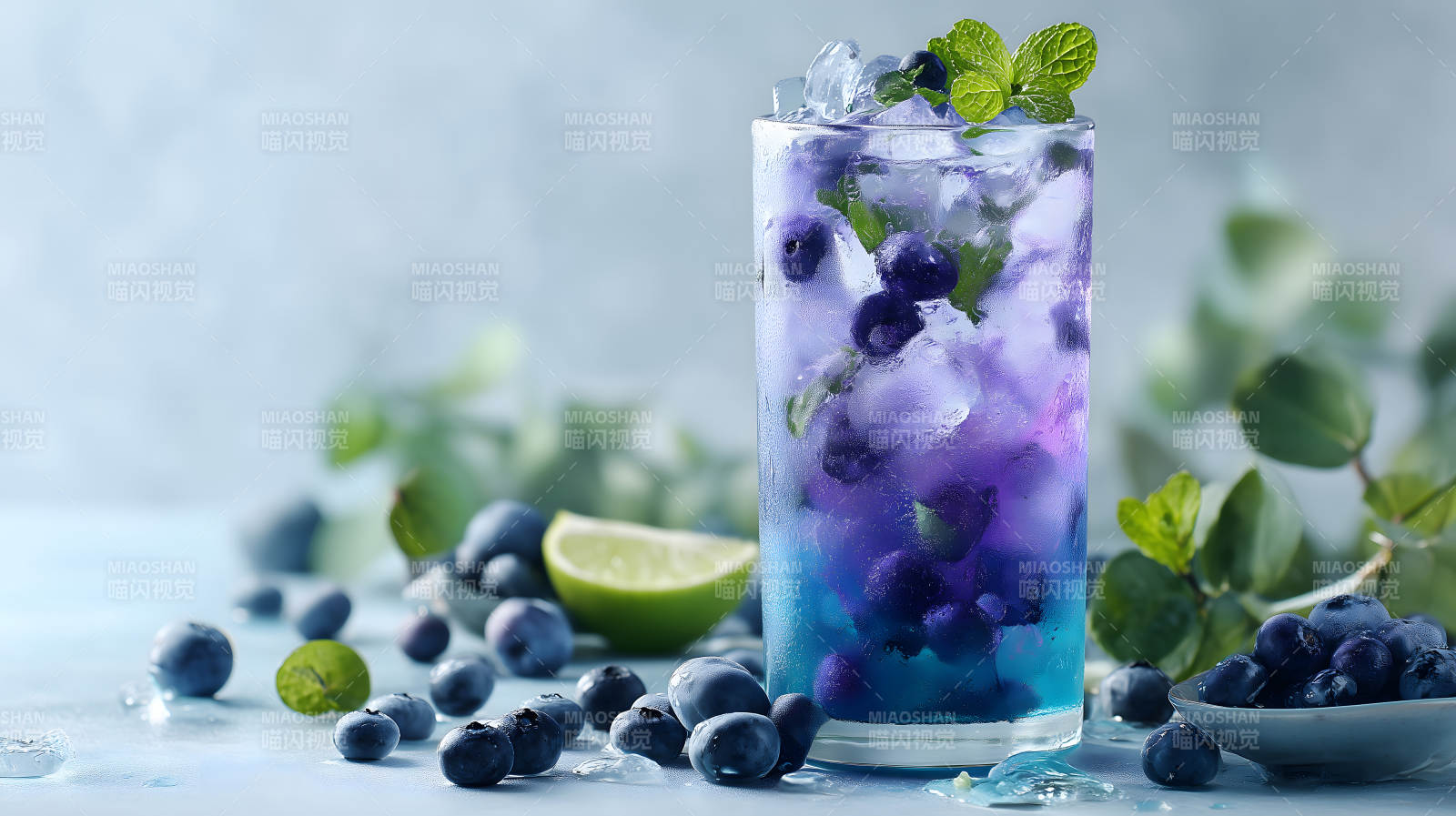 蓝莓鸡尾酒特写冰爽诱人图片